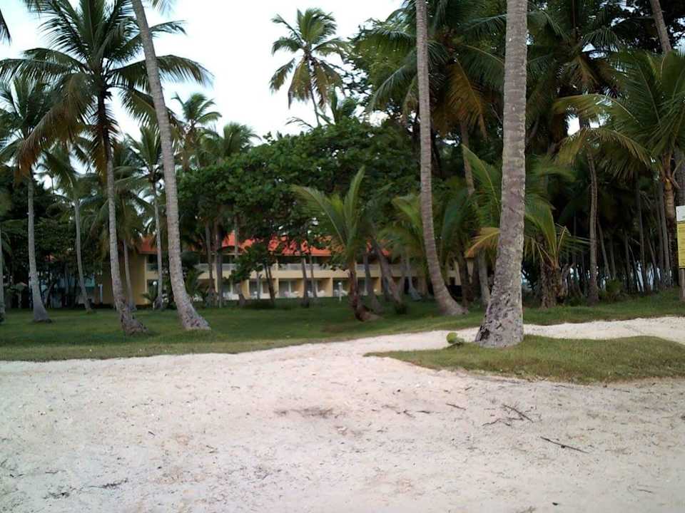 Blick vom Strand aufs Zimmer Wyndham Alltra Samana