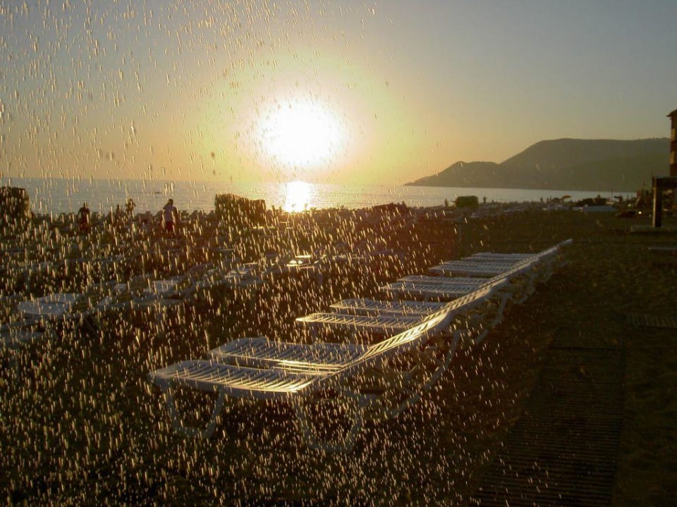 Sonnenuntergang bei laufender Strand-Dusche Hotel Grand Okan
