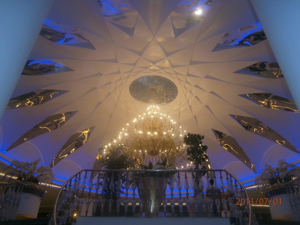 Lobby von unter gesehen Crystal Sunset Pearl Collection