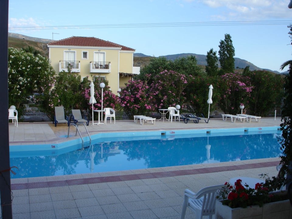 Pool mit Hauptgebäude Hotel Eriphili