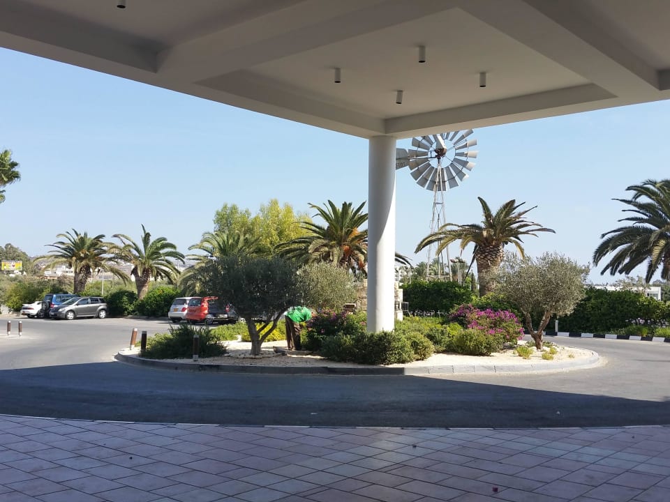 Vom Hoteleingang Richtung Ausfahrt Hotel Nissi Beach Resort