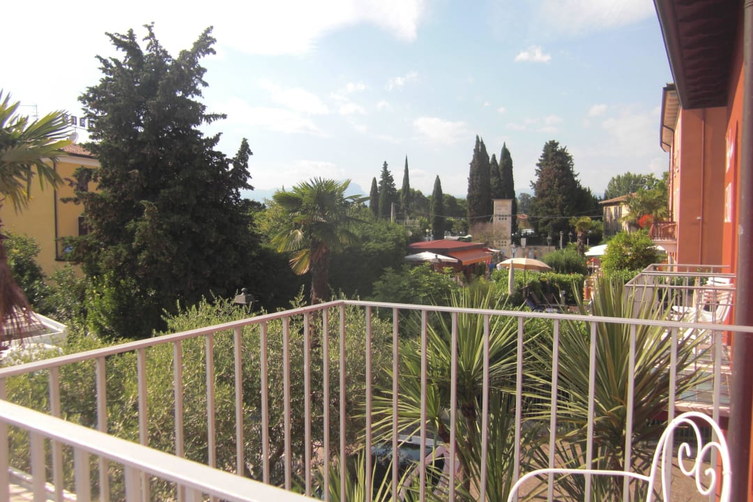 Kl. Balkon mit 2 Stühle  Hotel Le Mura