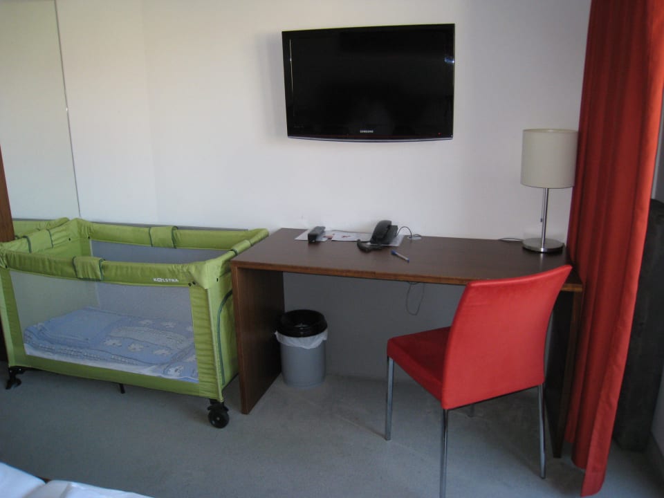 Babybett am Zimmer All In Red Thermenhotel