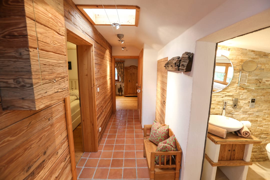 Flur mit Altholzverkleidung und kleiner Garderobe Ferienwohnung Magdalena
