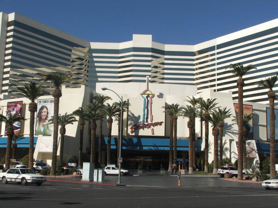 Aussenansicht des Hauptgebäudes The STRAT Hotel, Casino and SkyPod