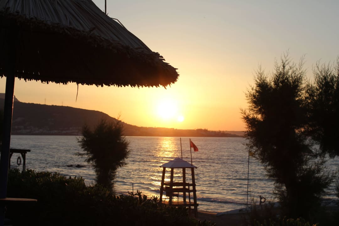 Stimmung beim Sonnenuntergang Alexander Beach Hotel & Village Resort