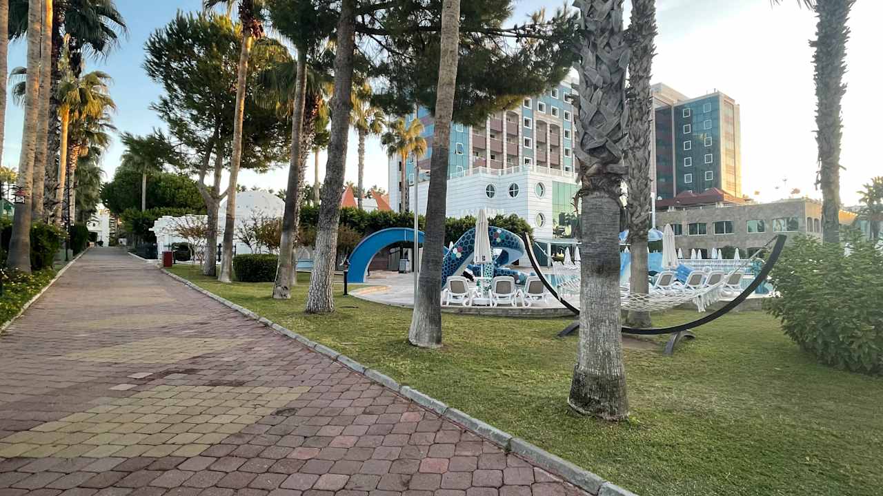 Pool Kamelya Aishen Club