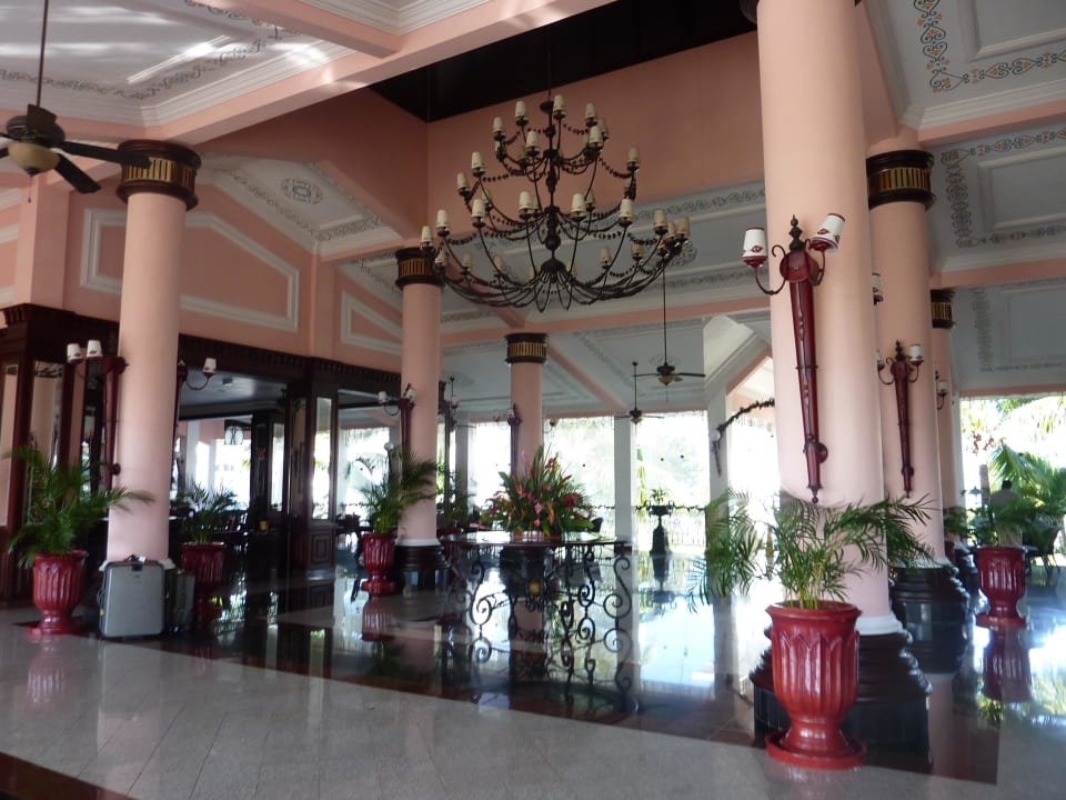 Die Lobby mit Bar und Geschäften Hotel Riu Palace Tropical Bay