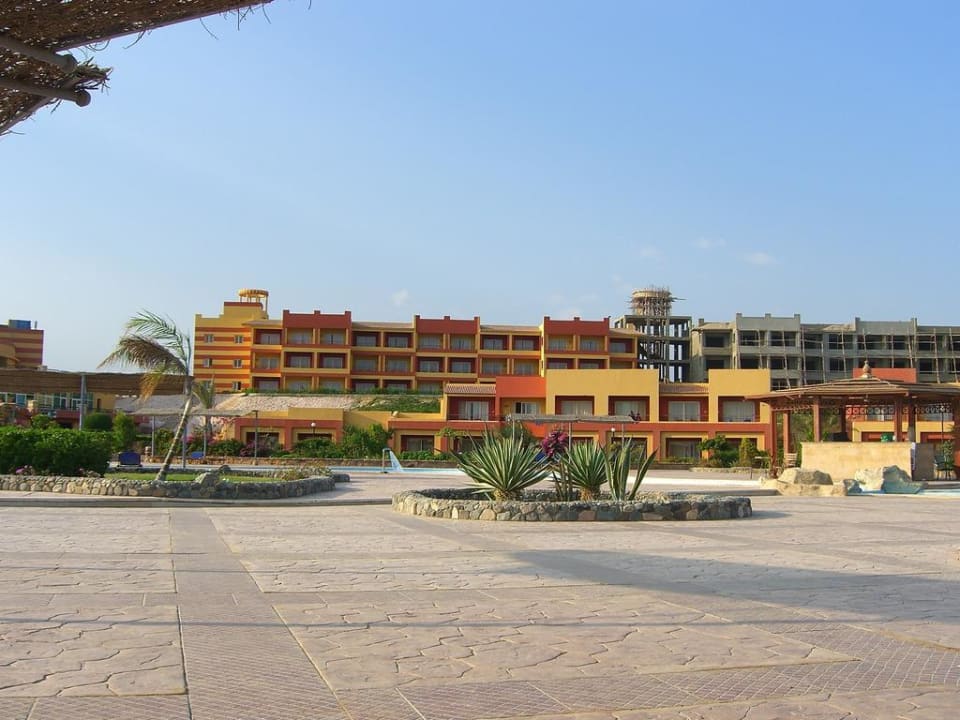 Der halbe Trackt eine Baustelle Malikia Resort Abu Dabbab