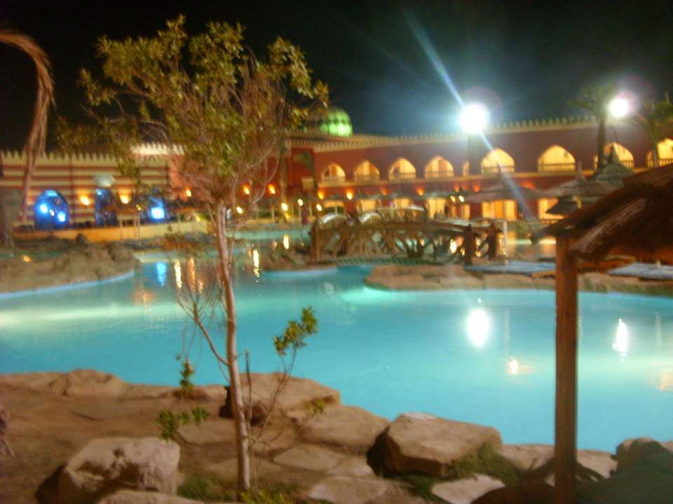 Hauptpool bei Nacht Pickalbatros Alf Leila Wa Leila Resort - Neverland Hurghada