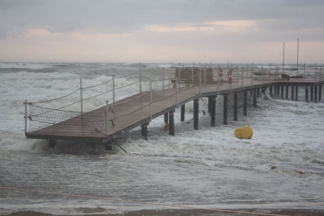 Bootssteg nach dem Sturm Belek Beach Resort Hotel