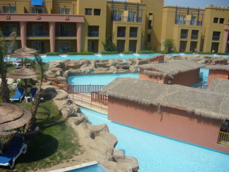 Ausblick zu den hinteren Pools Titanic Beach Spa & Aqua Park