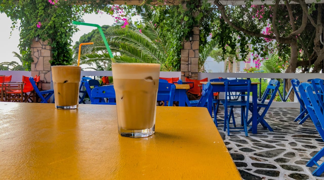 Terrasse morgendlicher Frappe Ekaterini Hotel