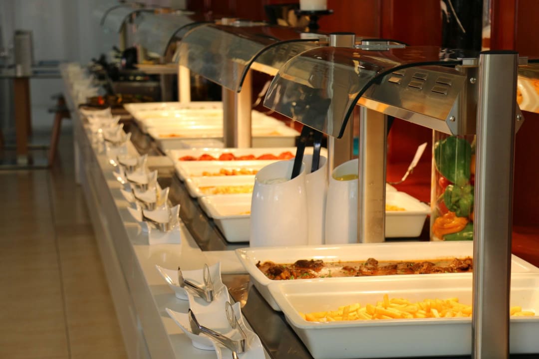 Das Abendbuffet (Warmspeisen) Sentido More Meni Residence & Suites