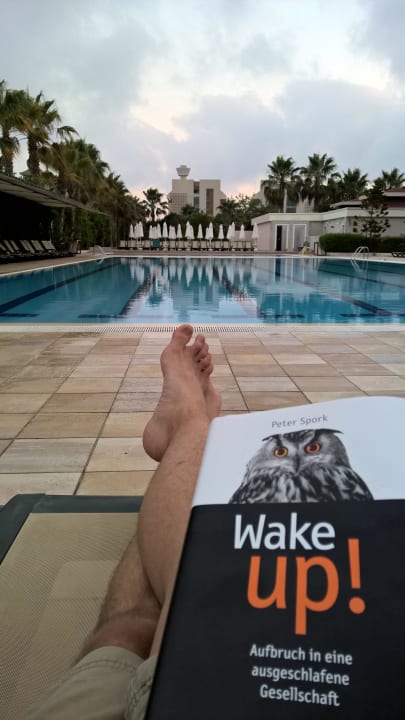 Pool am Abend Hane Family Resort