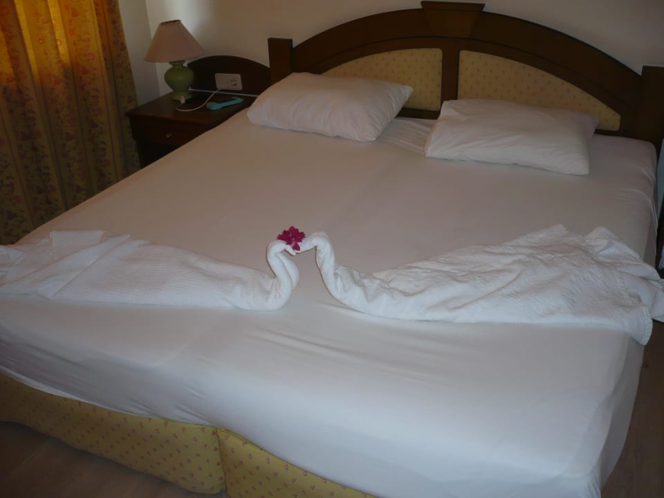 Liebevoll hergerichtetes Bett Side Bay Hotel