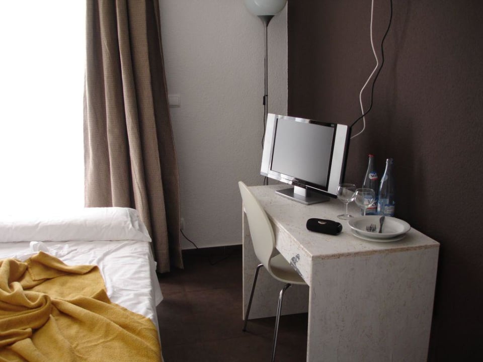 Sperrholzambiente auf dem Zimmer Destino Pacha Ibiza Resort - Adults only