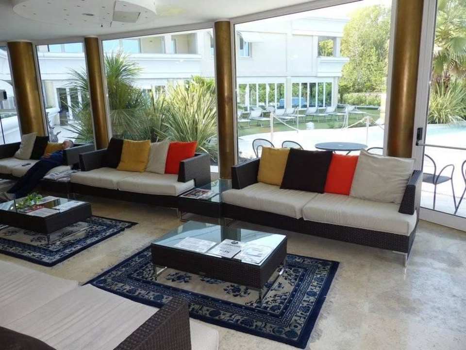 Sitzgruppe in der Lobby Hotel Residence Relais Du Lac