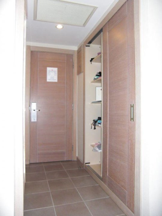 Zimmereingang / Links: Bad ; Rechts: Gaderobe Can Garden Resort