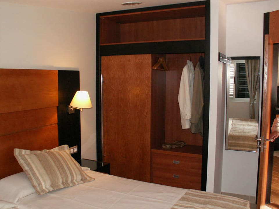 Schlafzimmer HL Miraflor Suites Hotel