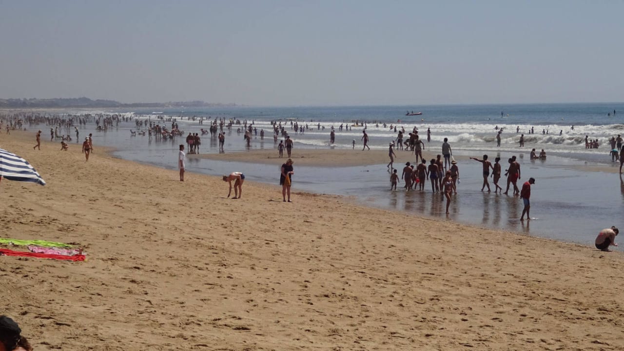 Strand mit vielen Spaniern (Huldigungswochenende)) TUI BLUE Isla Cristina Palace