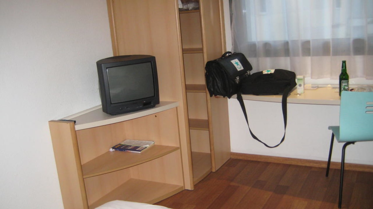 Zimmer mit Blick auf den Fernsehapperat Hotel Ibis Szczecin Centrum