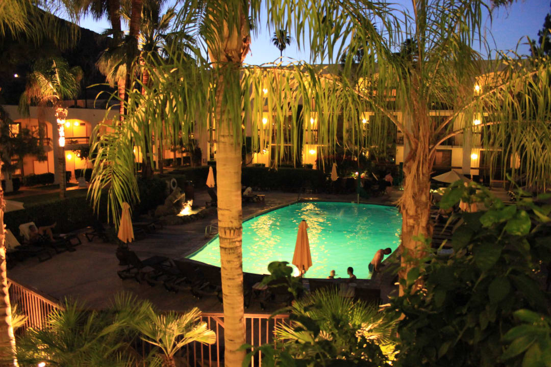 Der Pool am Abend Palm Mountain Resort & Spa