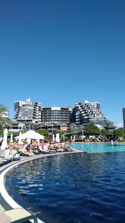 Blick aufs Hotel vom Pool Limak Lara Deluxe Hotel & Resort