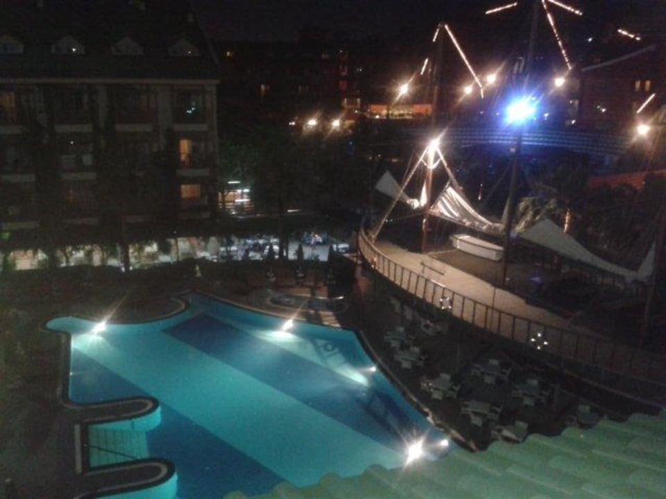 Poolanlage bei Nacht Can Garden Resort