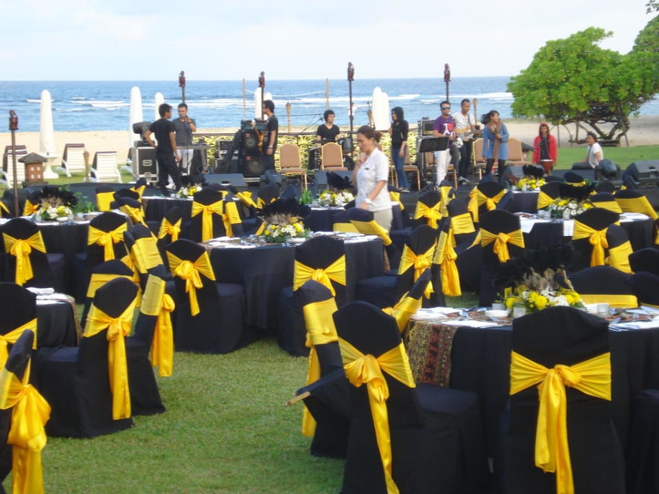 Veranstaltung auf dem Hotelrasen am Strand Ayodya Resort Bali