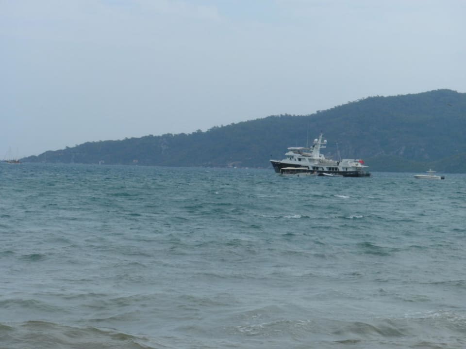 Blick vom Strand aufs Meer Kayamaris Hotel