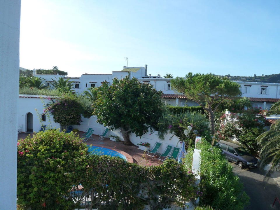 Blick vom Balkon zum kleinen Pool Hotel Terme Royal Palm