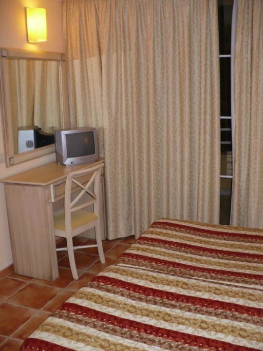 Schlafzimmer mit TV und Balkon Prinsotel La Pineda