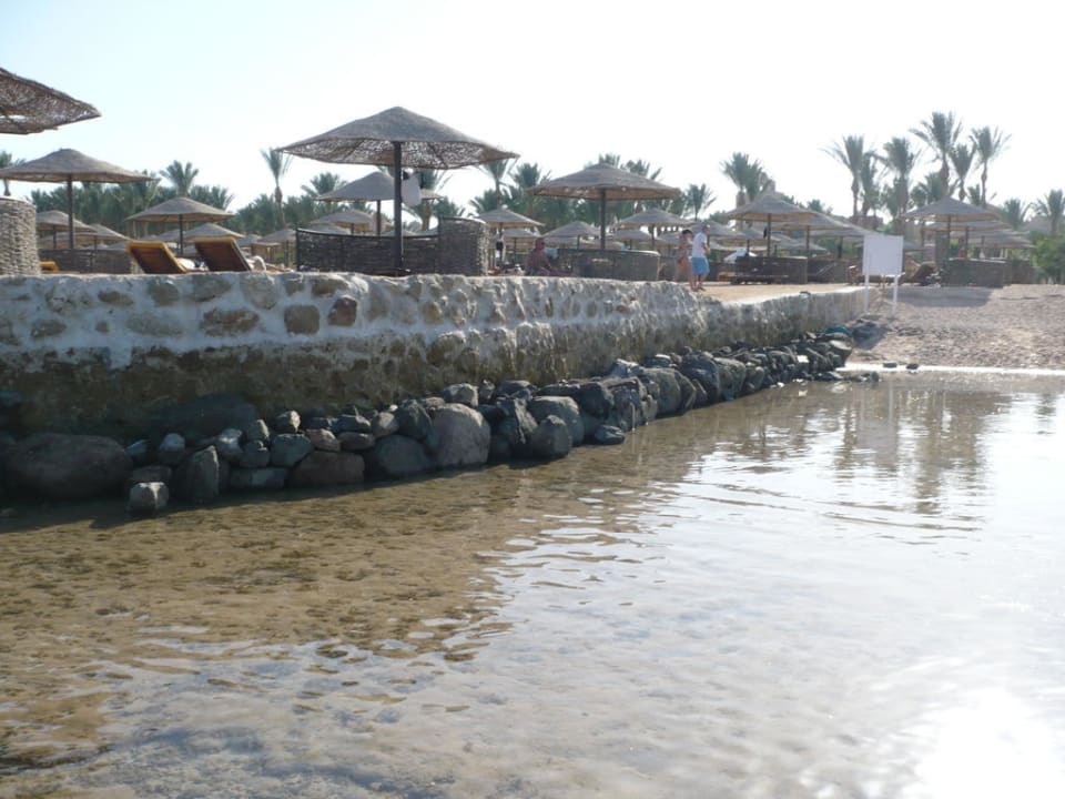 Mauer am Strand bei Ebbe Makadi Palace