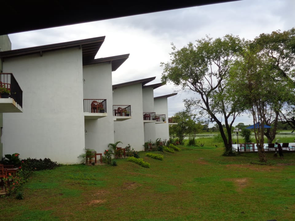 Garten mit Blick zu den Zimmern und zum Stausee Wewa Addara Hotel - Hotel by the lake