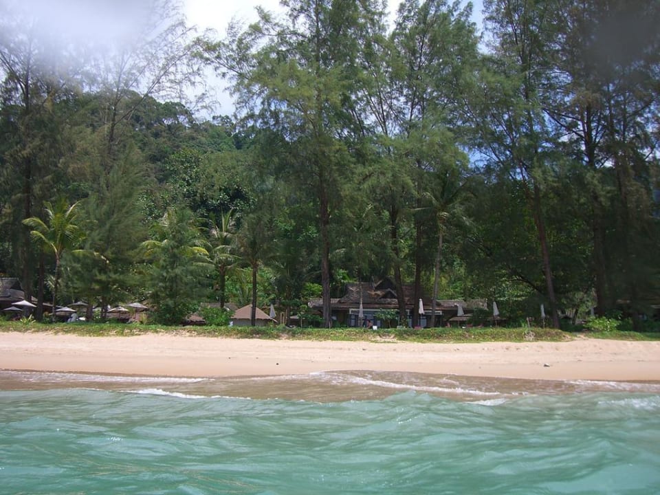 Blick vom Meer auf die Hotelanlage Moracea by Khao Lak Resort