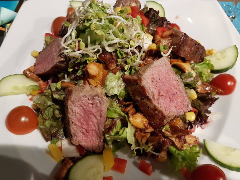Salat mit Rindersteak und gebratenen Pfifferlingen Travelinjoy Design Hotel