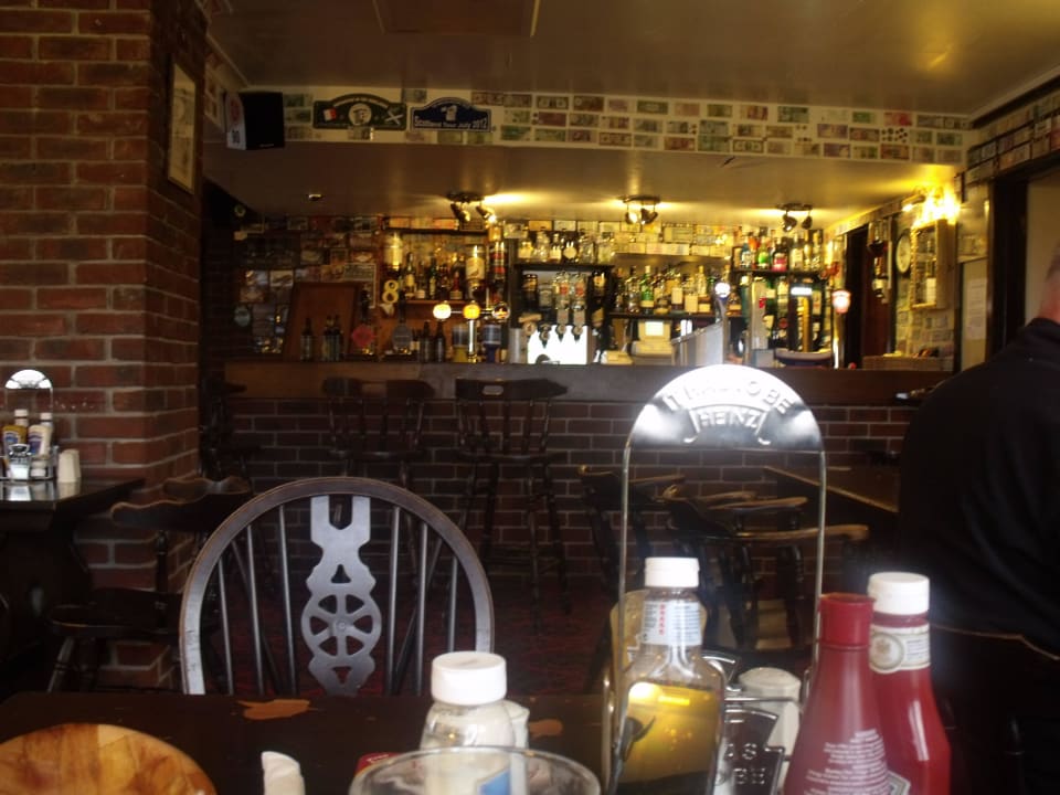 Blick auf die gut sortierte Bar The Strathcarron Hotel