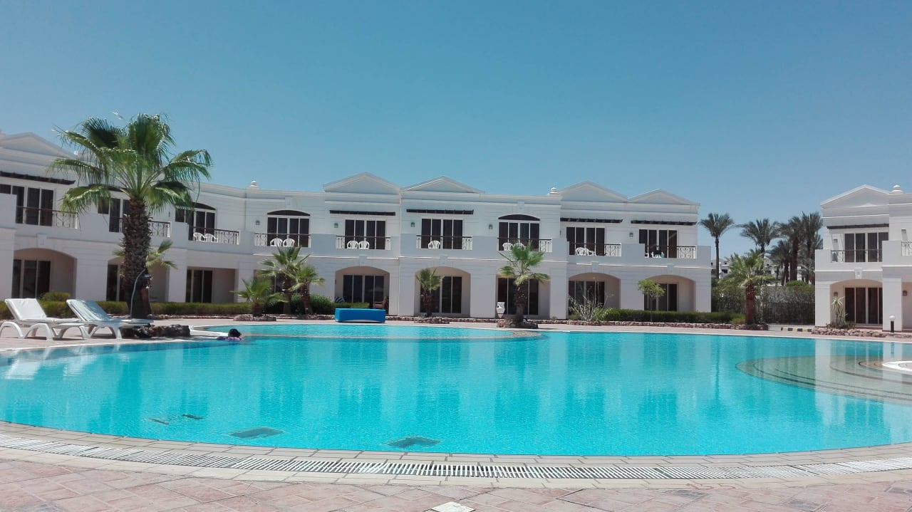 Basen z odkrytymi kratkami Hotel Noria Resort