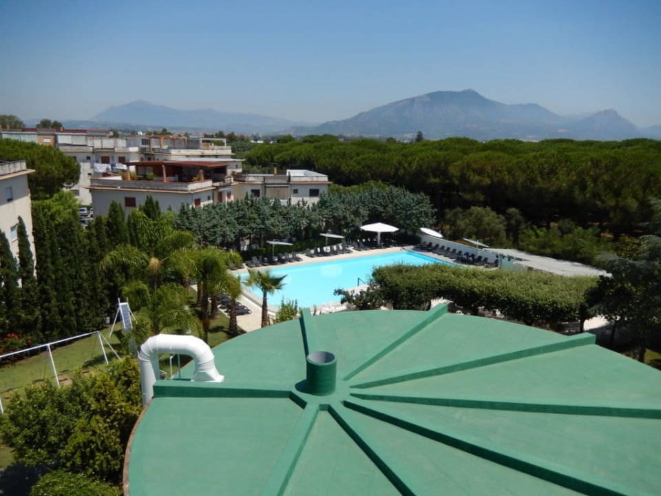 Blick von Zi. 327 auf Poolanlage Hotel Le Palme