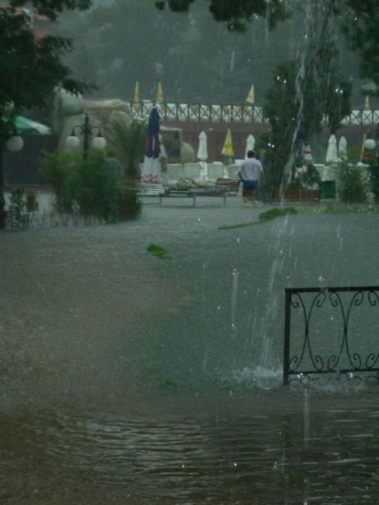 Hochwasser-Weg zum Pool DAS Club Hotel Sunny Beach