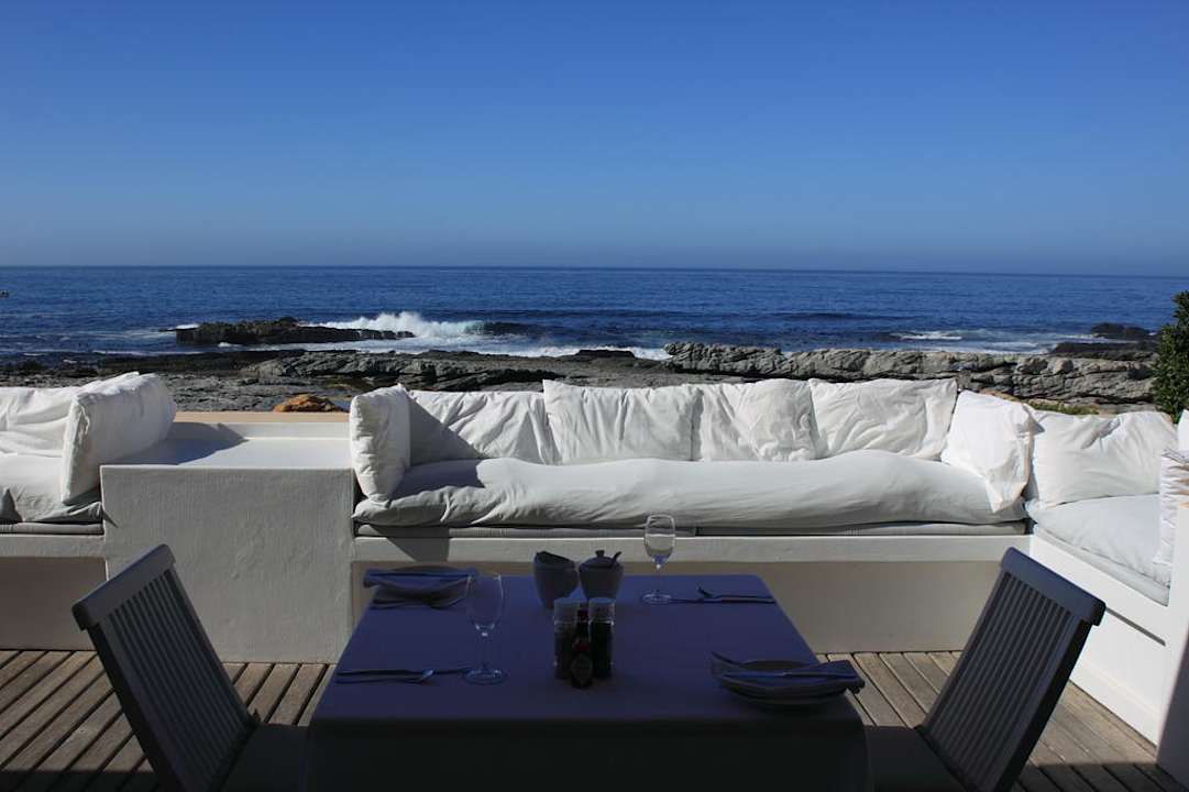 Frühstück mit Brandung auf der Terrasse Whale View Guest House