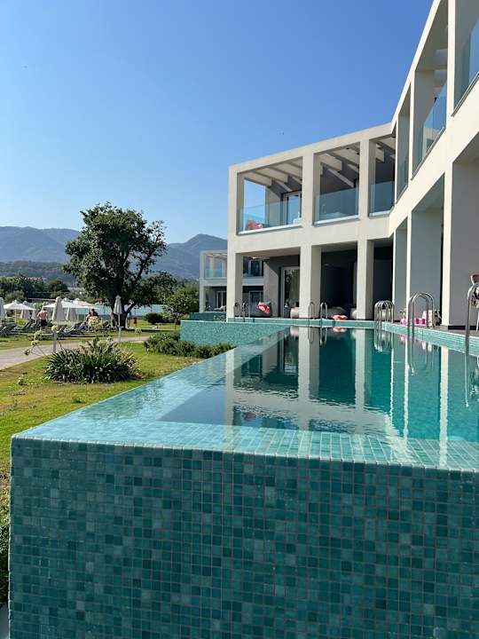Außenansicht Acharavi Beach Hotel