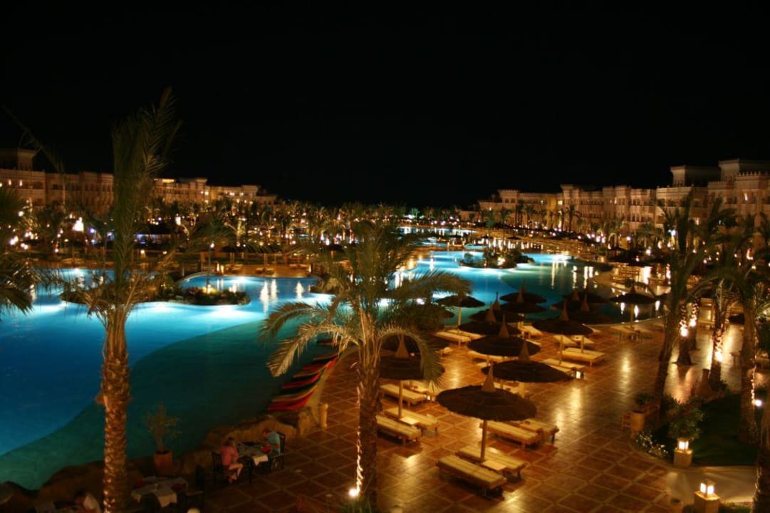 Poolanlage bei Nacht Pickalbatros Palace Resort