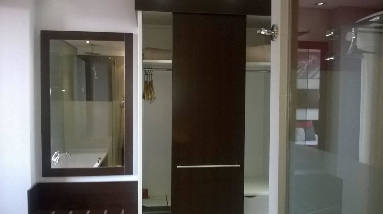 Kleiderschrank gegenüber des Badezimmers Hotel & Spa Villa Olimpic@ Suites