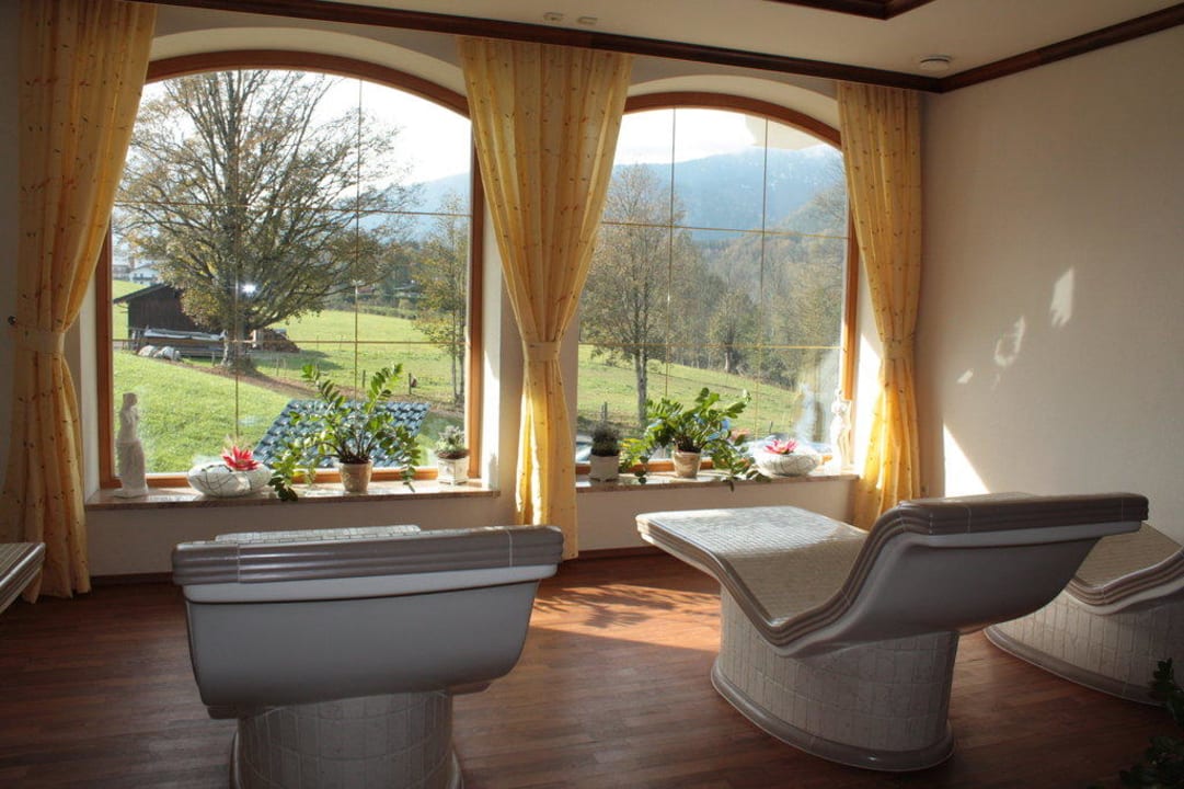 Beheizte Ruheliegen mit Panoramablick Wellnesshotel Zechmeisterlehen