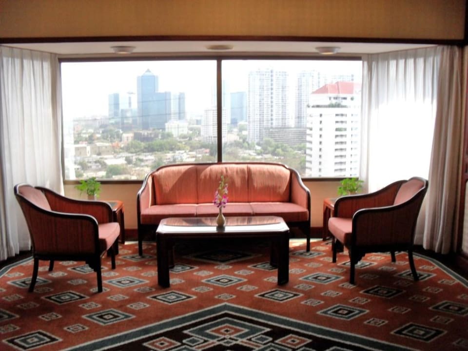 Sitzgelegenheit zwischen den Aufzügen Centara Grand at Central Plaza Ladprao Bangkok