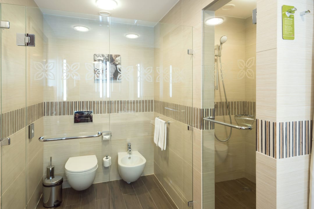 Suite Bathroom Hilton Garden Inn Astana