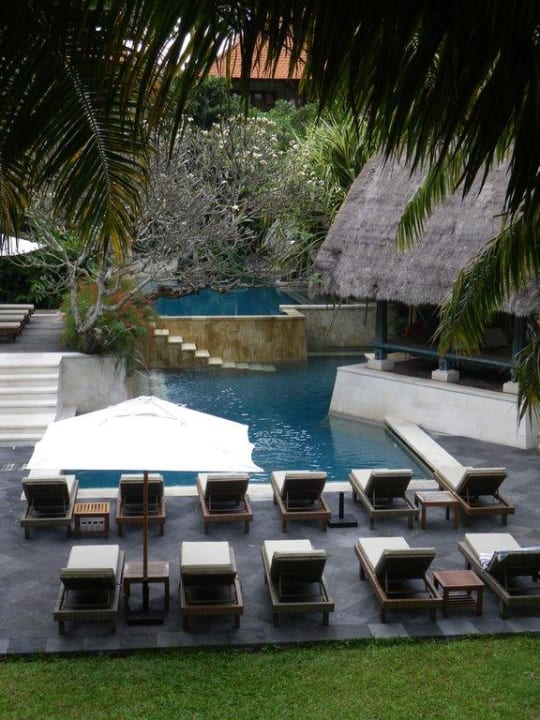 Einer der 3 Poolbereiche des Hotels Puri Santrian