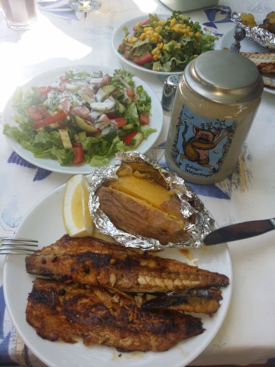 Strand Restaurant lecker Fisch mit Folienkartoffel Hotel Gardenia Beach